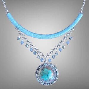 🌼Silver Tone Necklace with Dangling Beaded Pendant